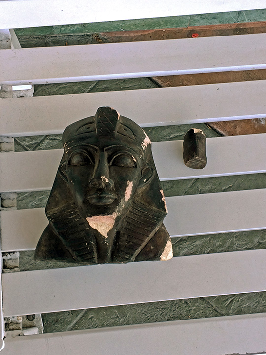 Now, when I die, Now don't think I'm a nut, Don't want no fancy funeral, Just one like ol' King Tut.